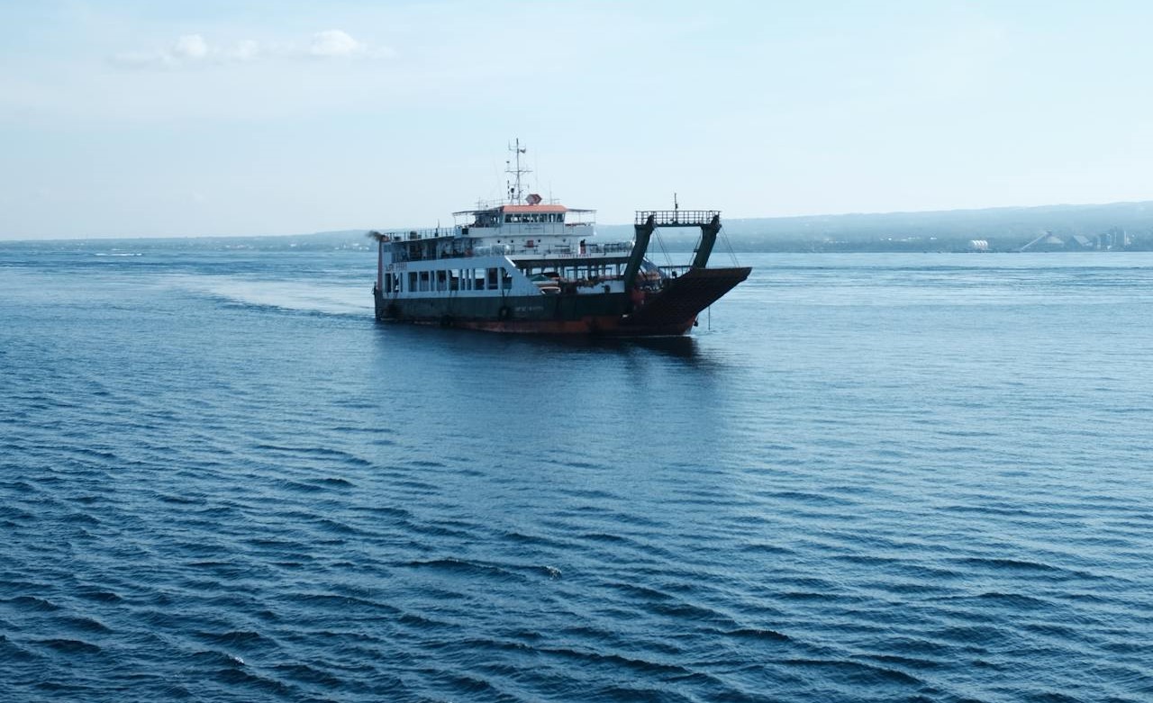 A bird's-eye view of a modern deep-water port in Mauritania supported by yes! invest africa